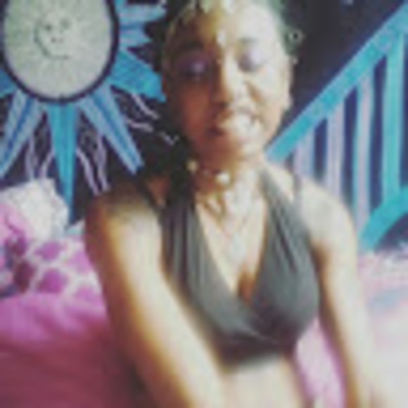 Meet your Posher, Erica - Picture 1 of 8